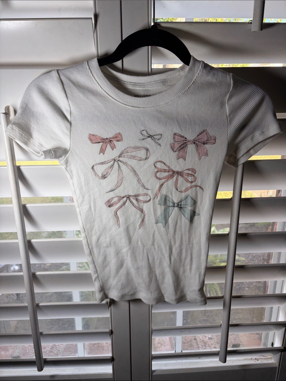Hollister White Short Sleeve Ribbed Tee with Pink and Blue Bow Motif